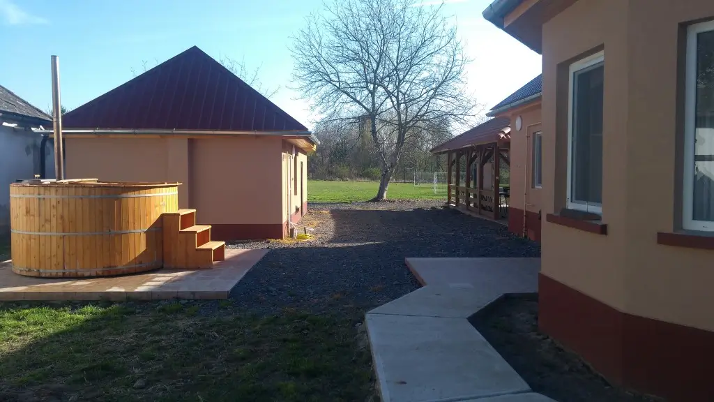 Rendezett udvar a pácini Aggdiófa Kulipintyó területén