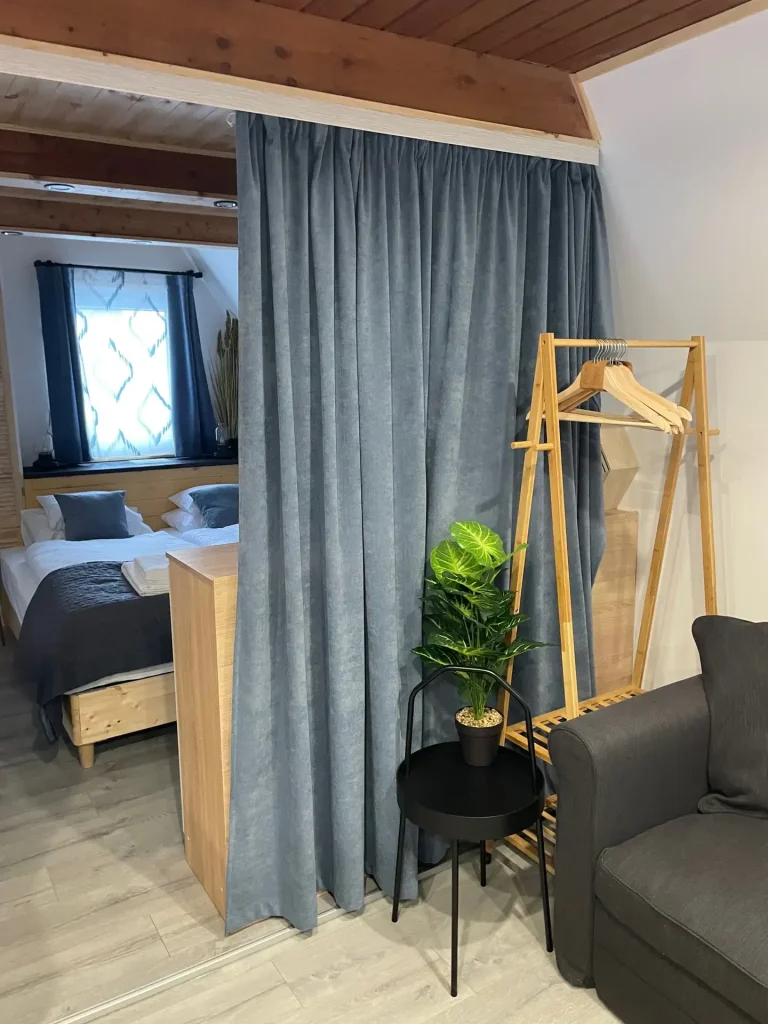 Rálátás a hálórészre a nappaliból