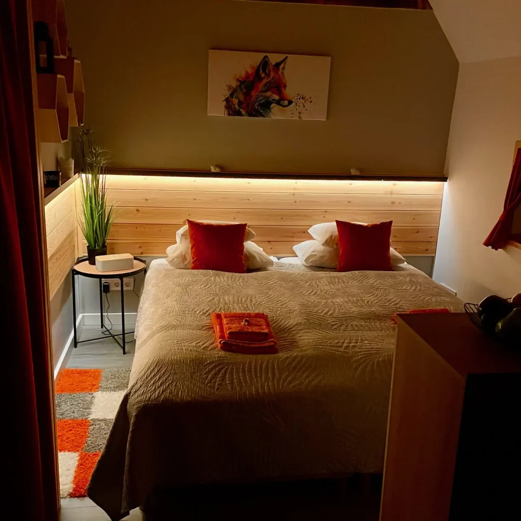 A Calm Resort egyik franciaágyas szobája esti hangulatvilágítással