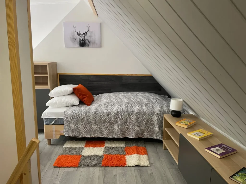 A Calm Resort egyik hálószobája, a falon egy minimalista stílusú, szarvast ábrázoló festménnyel