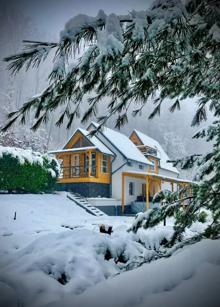 A Calm Resort Hertelend szálláshelye téli tájban, havas fenyők ölelésében, nyugodt kikapcsolódásra hangolva